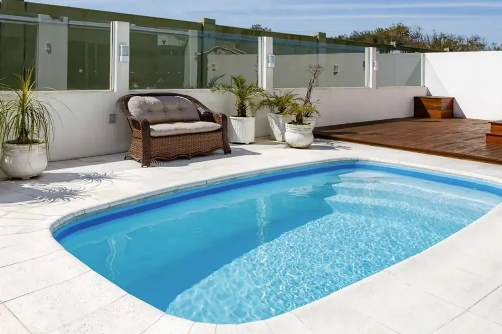 Piscina com área de estar ao lado