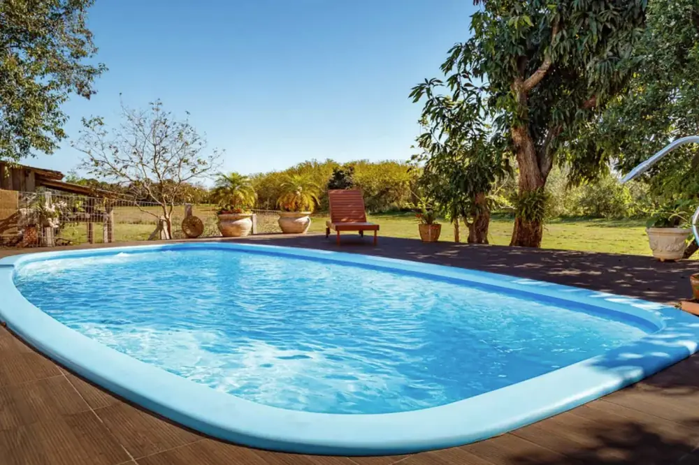Piscina oval em terreno aberto