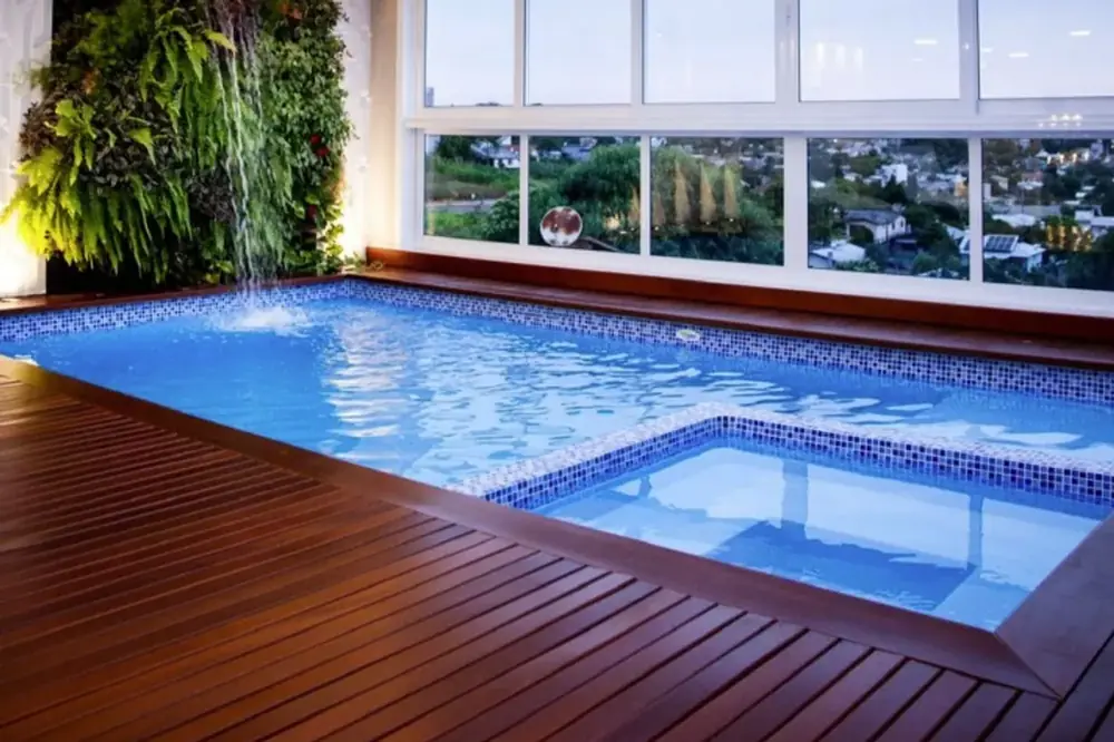 Spa integrado, área fechada, em piscina de fibra já instalada