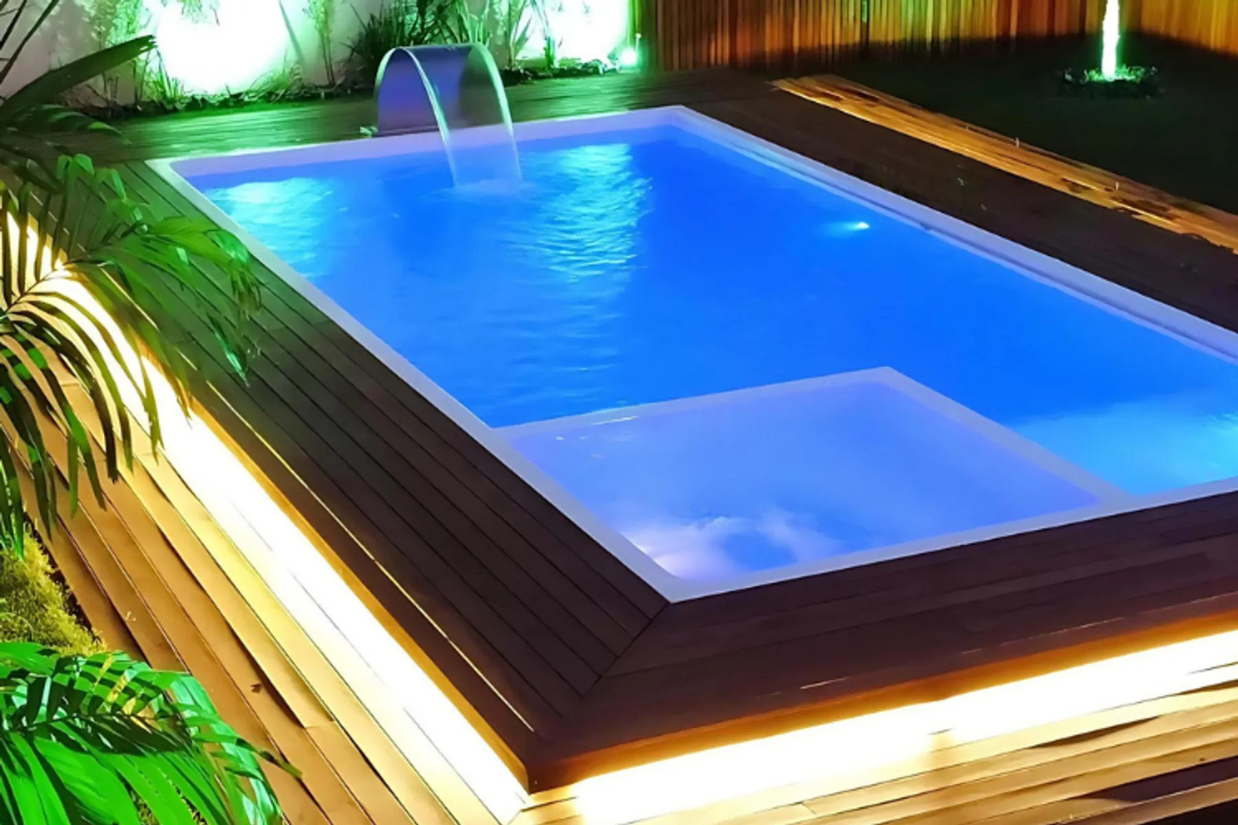 Deck de madeira e iluminação, em piscina de fibra já instalada
