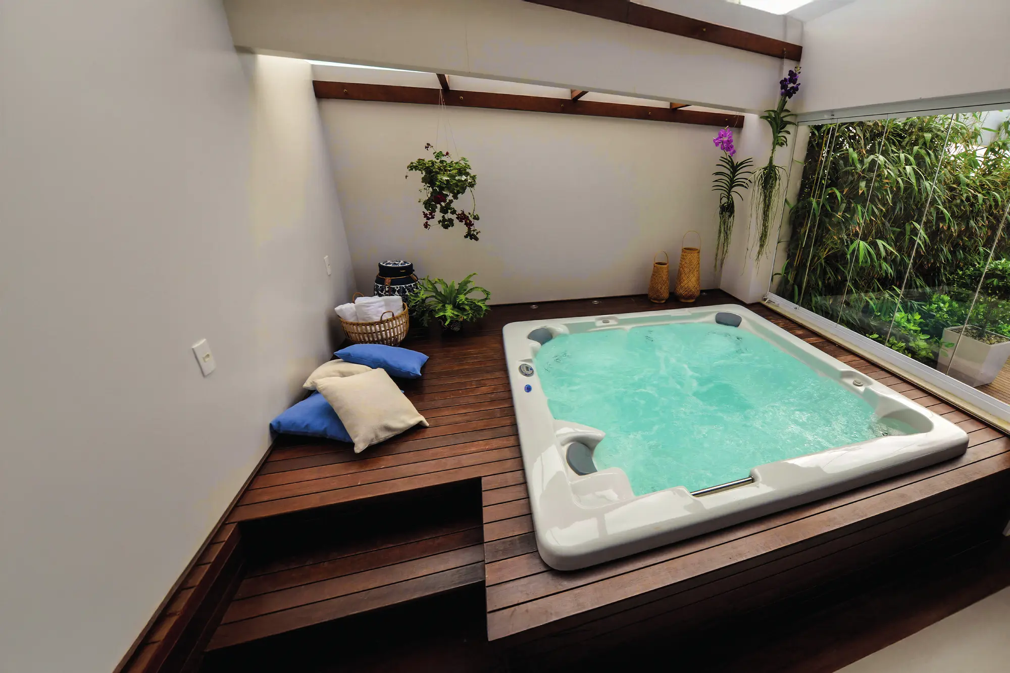 SPA instalado num deck de madeira, com a água em movimento